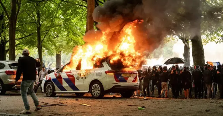 আন্দোলনকারীদের সঙ্গে পুলিশের সংঘর্ষ